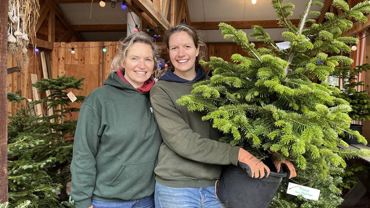 Frederieke en Marente bij het Loverensehof. (foto: Floortje Steigenga)