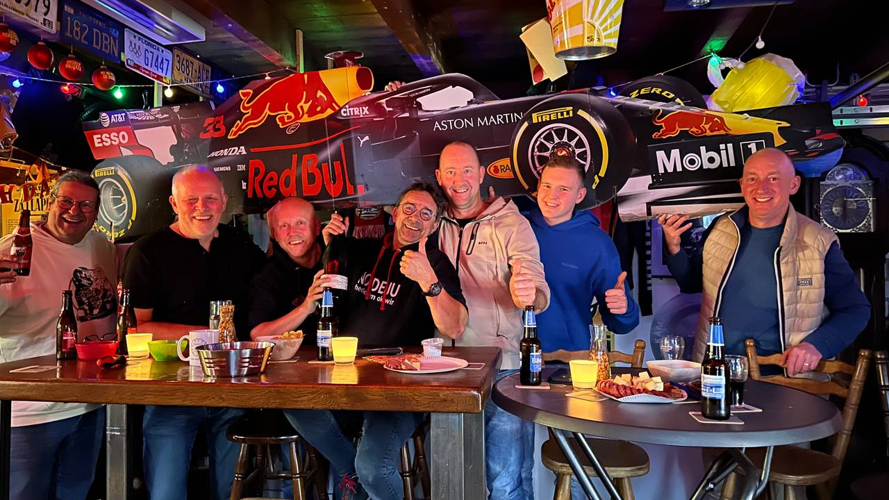 Marco (links) en zijn vrienden in de mancave.