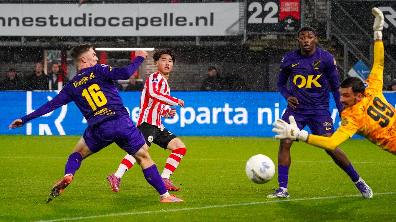 Shunsuke Mito schiet op het doel, NAC probeert hem nog te stoppen (Foto: Orange Pictures.)
