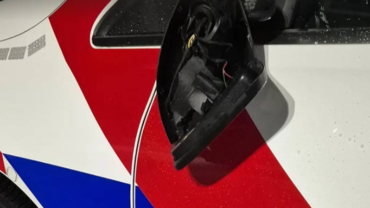 De spiegel van de auto is kapot (foto: politie_weerijs/instagram).