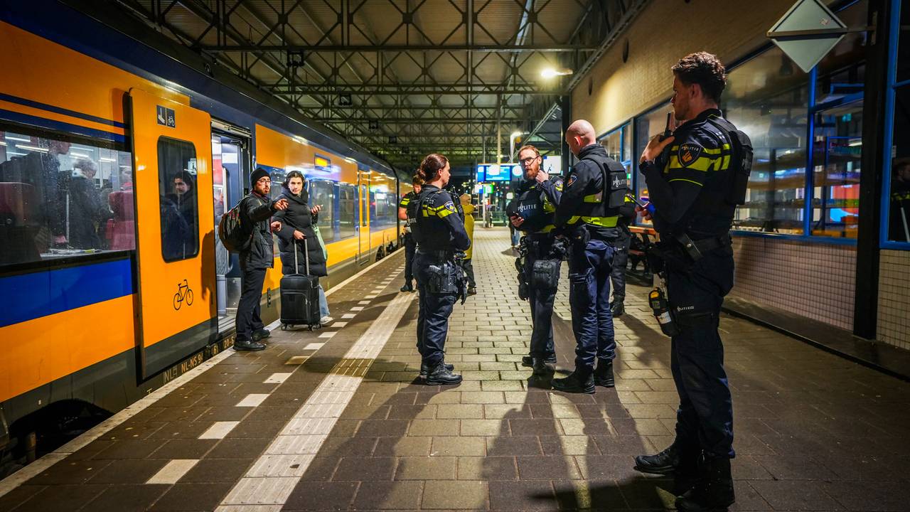 Reizigers worden weggestuurd van station Eindhoven (foto: SQ Vision).