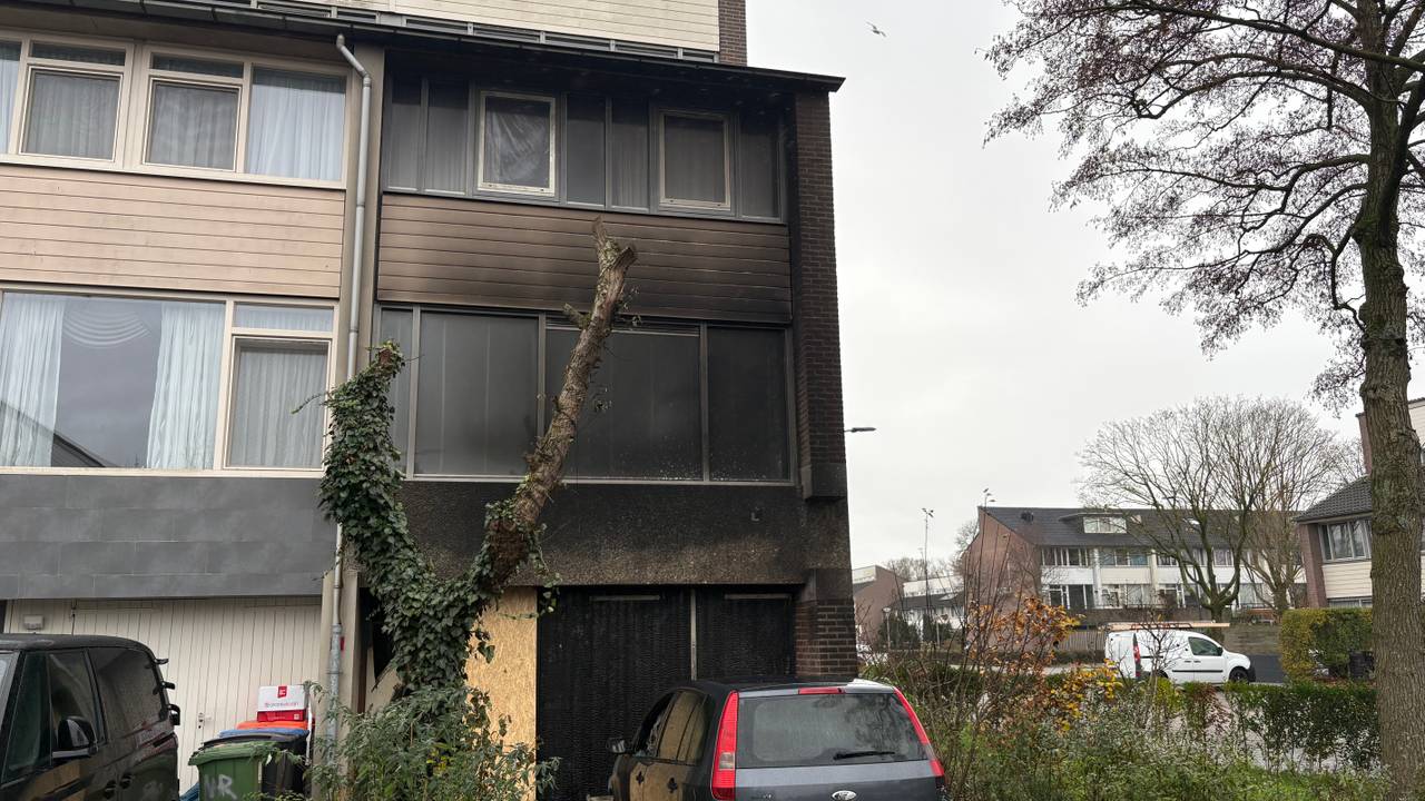 Bij daglicht is de schade aan het huis in Den Bosch goed te zien (foto: Raymond Merkx).