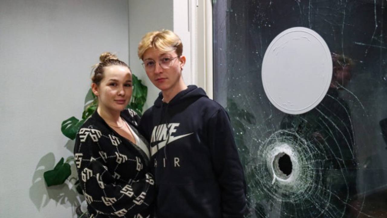 Zaneta en Lukasz zijn erg geschrokken van de explosie bij hun kapperszaak in Tilburg. ( Foto: Omroep Tilburg.)