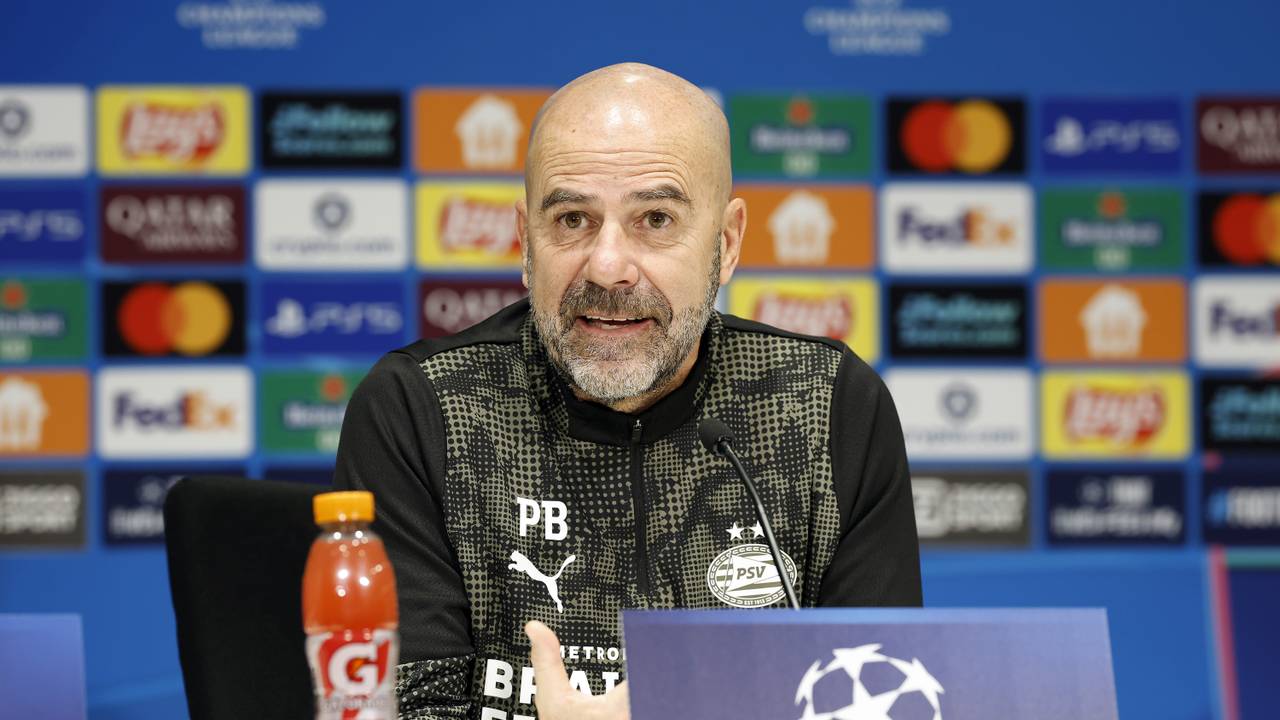 Peter Bosz op de persconferentie in aanloop naar PSV - Atlético Madrid in de Champions League