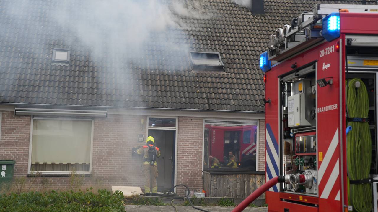 Er kwam veel rook vrij bij de woningbrand in Kaatsheuvel. (Foto: Erik Haverhals/Persbureau Heitink.)