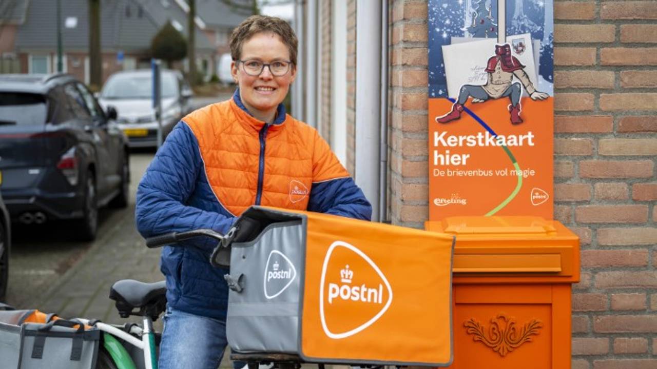 Hanneke brengt de post rond.