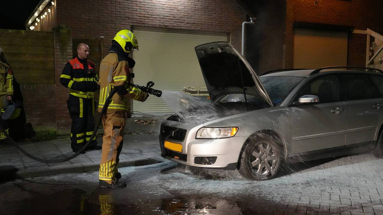 Een auto is vrijdag in brand gevlogen in Rijen (foto: Jeroen Stuve/Persbureau Heitink).