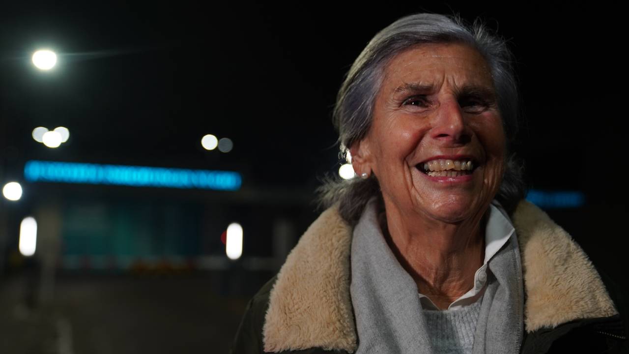 Ook een 80-jarige vrijwilligster uit Den Bosch van het Humanistisch Verbond zat uren vast (foto: Bart Meesters/Persbureau Heitink).