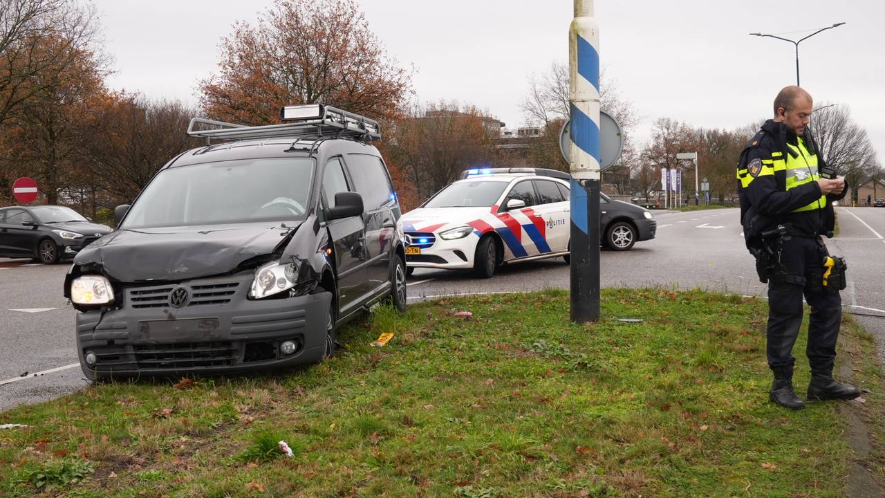 Busje en auto botsen op de Kerkeindseweg in Deurne (foto: Harrie Grijseels/Persbureau Heitink).