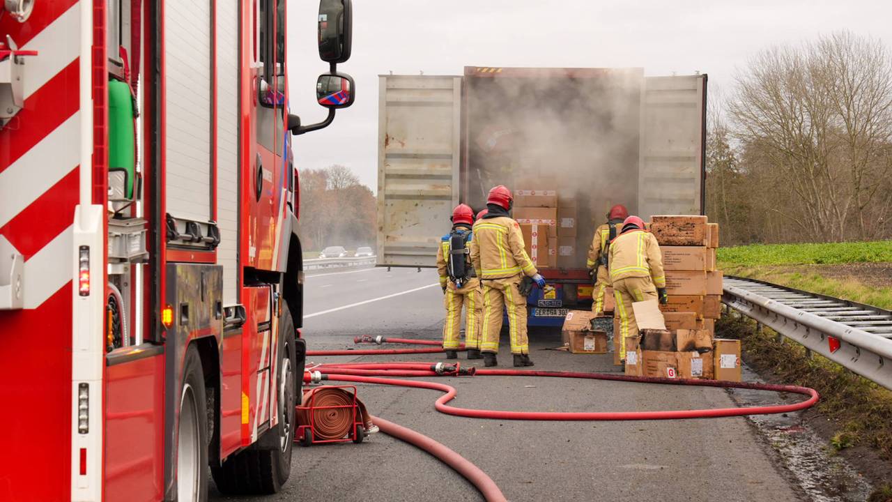 De vrachtwagen met kleren vloog in brand op de A67 (foto: Harrie Grijseels/Persbureau Heitink).
