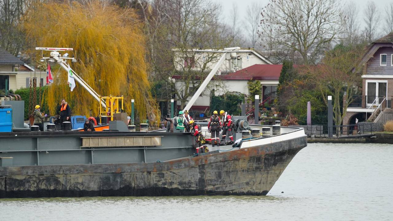 Man valt in ruim van schip in Veen (foto: Erik Haverhals/Persbureau Heitink).