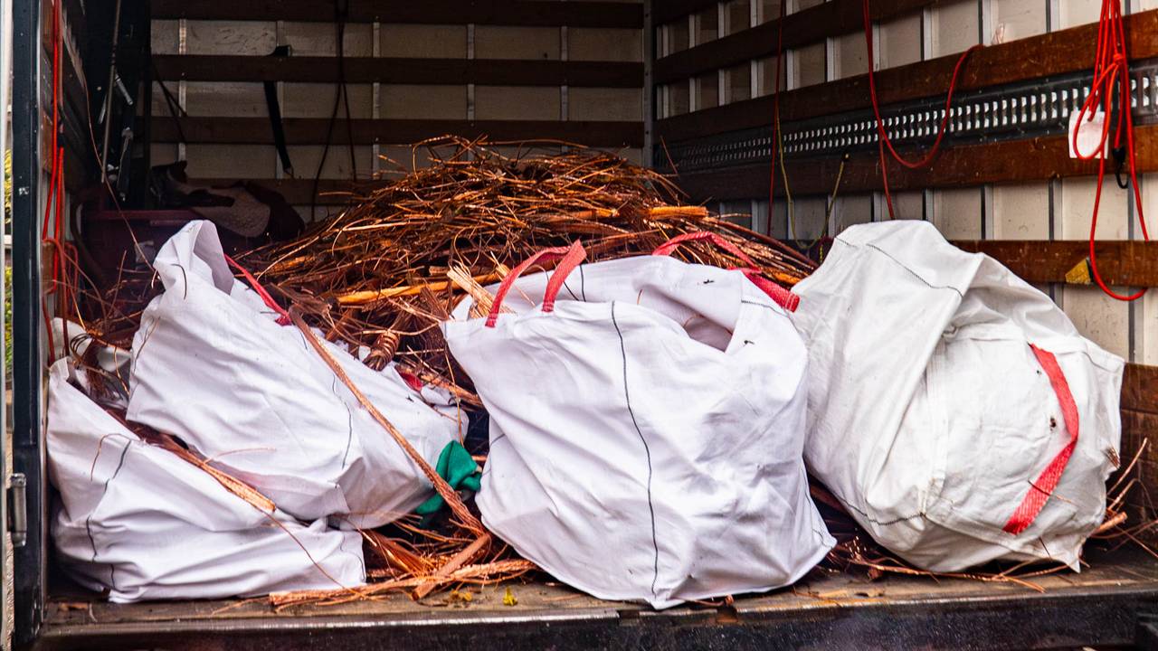 Gestolen koper in het busje in Helmond (foto: Harrie Grijseels/SQ Vision).