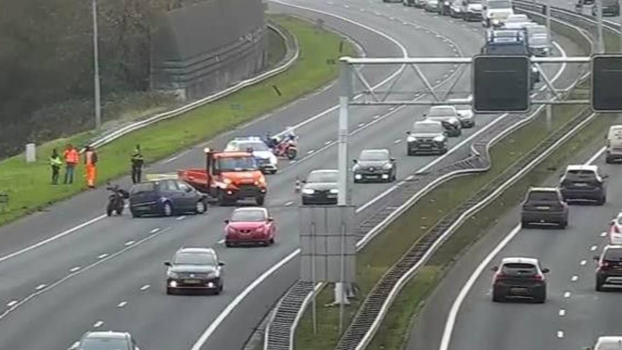 Een ongeval voor de Martinus Nijhoffbrug (foto: Rijkswaterstaat Verkeersinformatie/X).