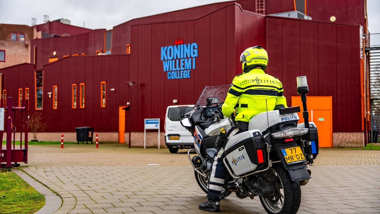 Politie kwam maandag gelijk af op de melding steekpartij op school  (foto: Lucas Lammers / Persbureau Heitink).