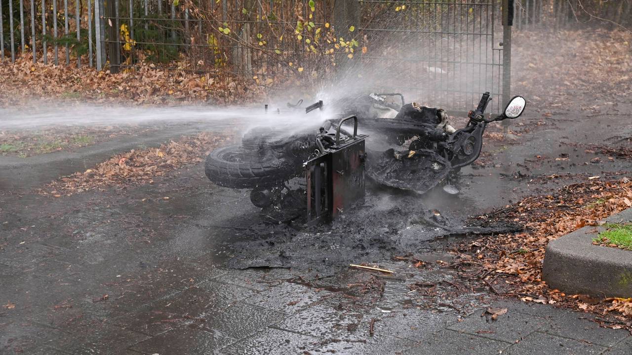 Een scooter is maandag in brand gevlogen in Breda (foto: Perry Roovers/Persbureau Heitink).