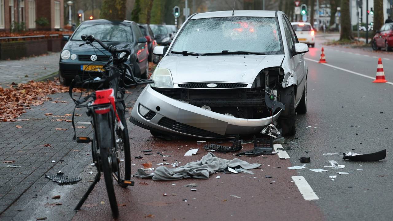 Fietser gewond na botsing met auto (foto: Persbureau Heitink).