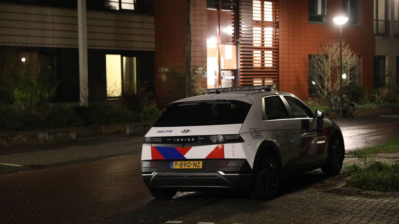 Een politie bij het pand waar bij geweest zou zijn (foto: Persbureau Heitink).