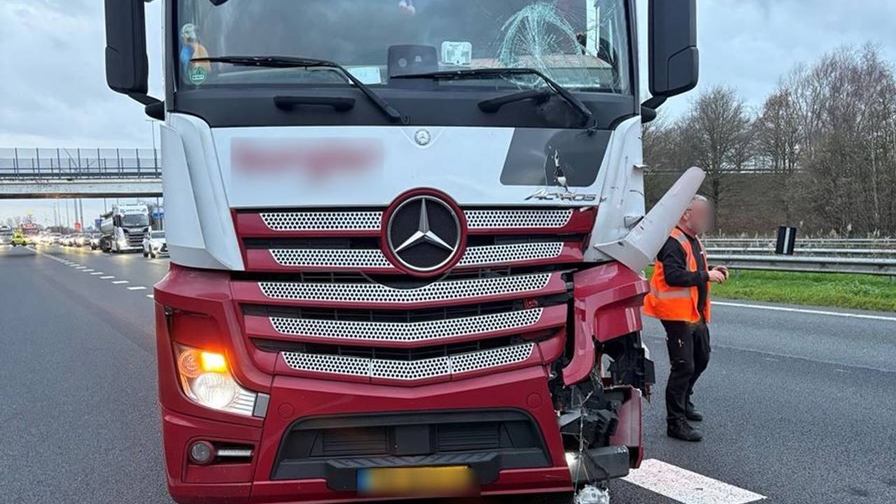 Een van de betrokken vrachtwagens (foto: Rijkswaterstaat).