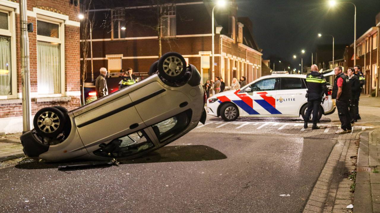 De auto is op de kop beland (foto: Corrado Francke).