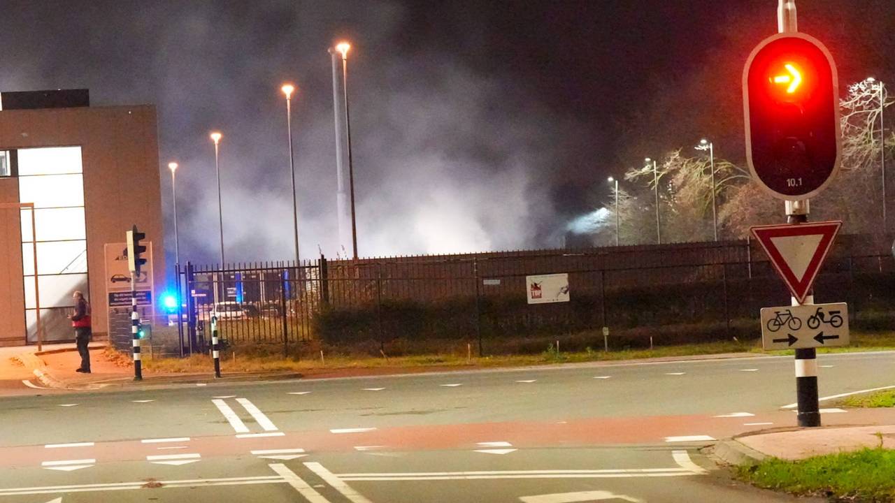 De brand is in een bijgebouw (foto: Harrie Grijseels / Persbureau Heitink).