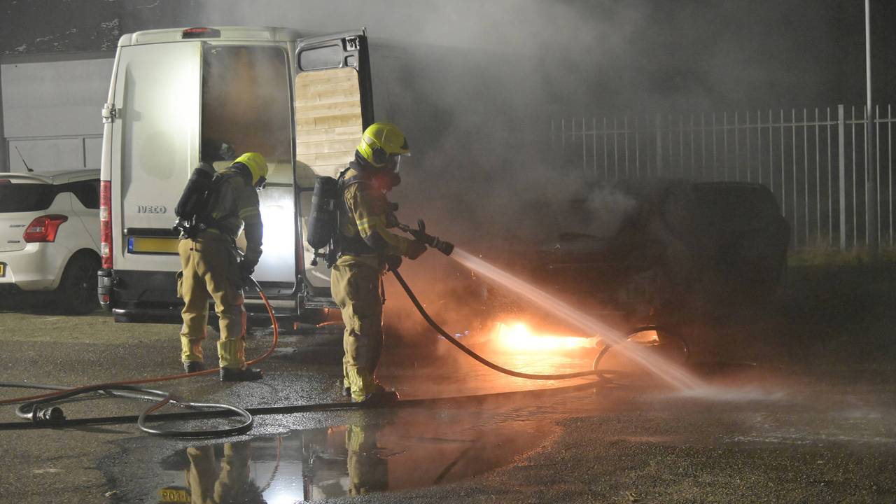 Brand in auto en camper op parkeerplaats in Breda (foto: Perry Roovers / Persbureau Heitink).