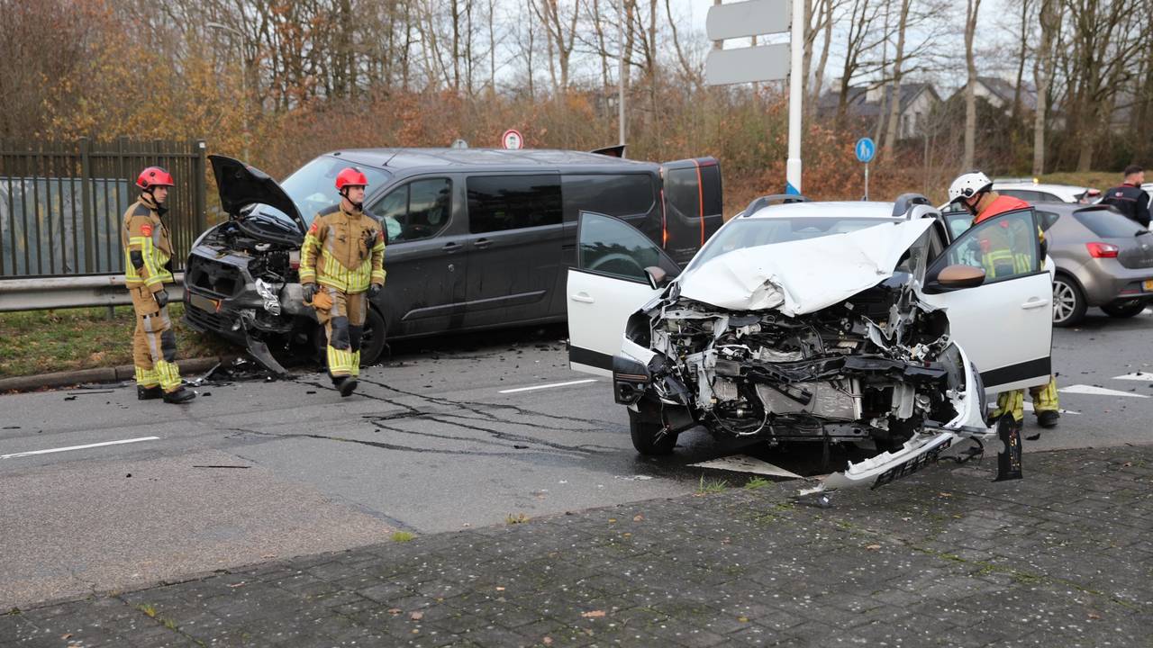 Een auto en bestelbus zijn dinsdag op elkaar gebotst in Roosendaal (foto: Christian Traets/Persbureau Heitink).