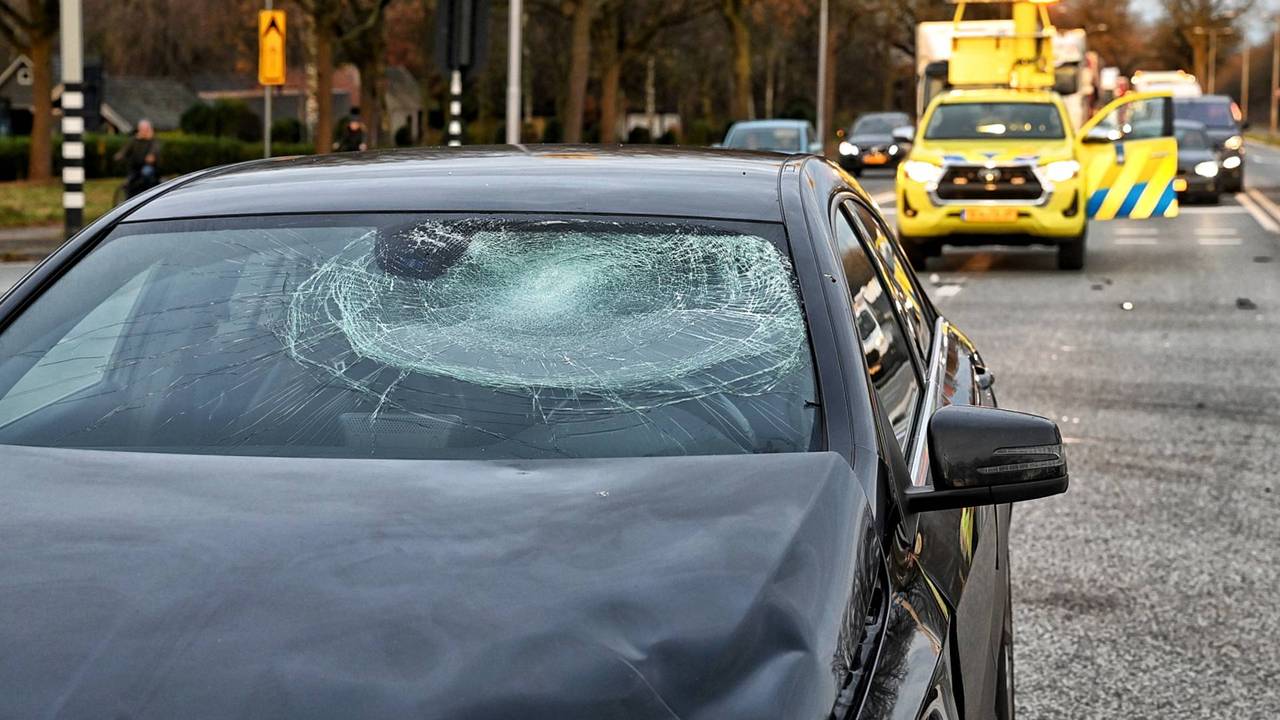 Scooterrijder wordt geschept door auto op de N65 in Oisterwijk (foto: Persbureau Heitink).