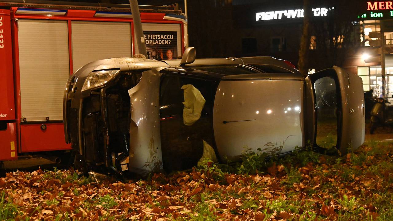 De auto kwam tot stilstand tegen een lantaarnpaal. (Foto: Perry Roovers / Persbureau Heitink).