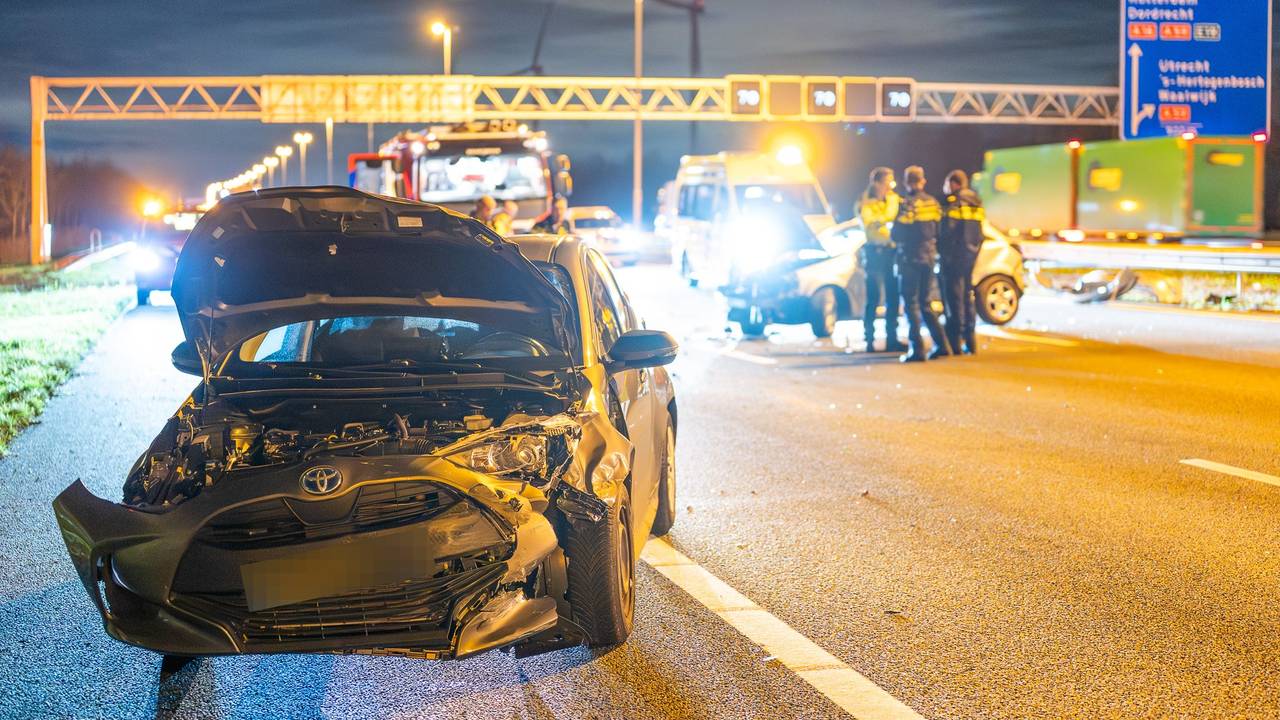 Bij het ongeluk op de A16e zijn drie mensen gewond geraakt (Foto: Tom van der Put/Persbureau Heitink).