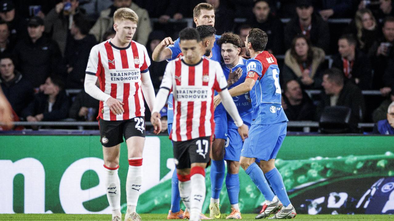 Jerdy Schouten en Mauro Júnior balen na een goal van Atlético Madrid
