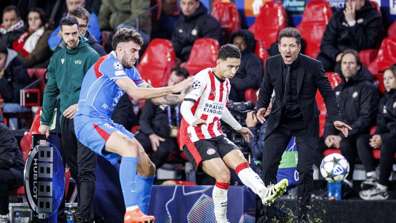 PSV-verdediger Mauro Junior tegen Atletico Madrid (foto: ANP, Sem van der Wal).