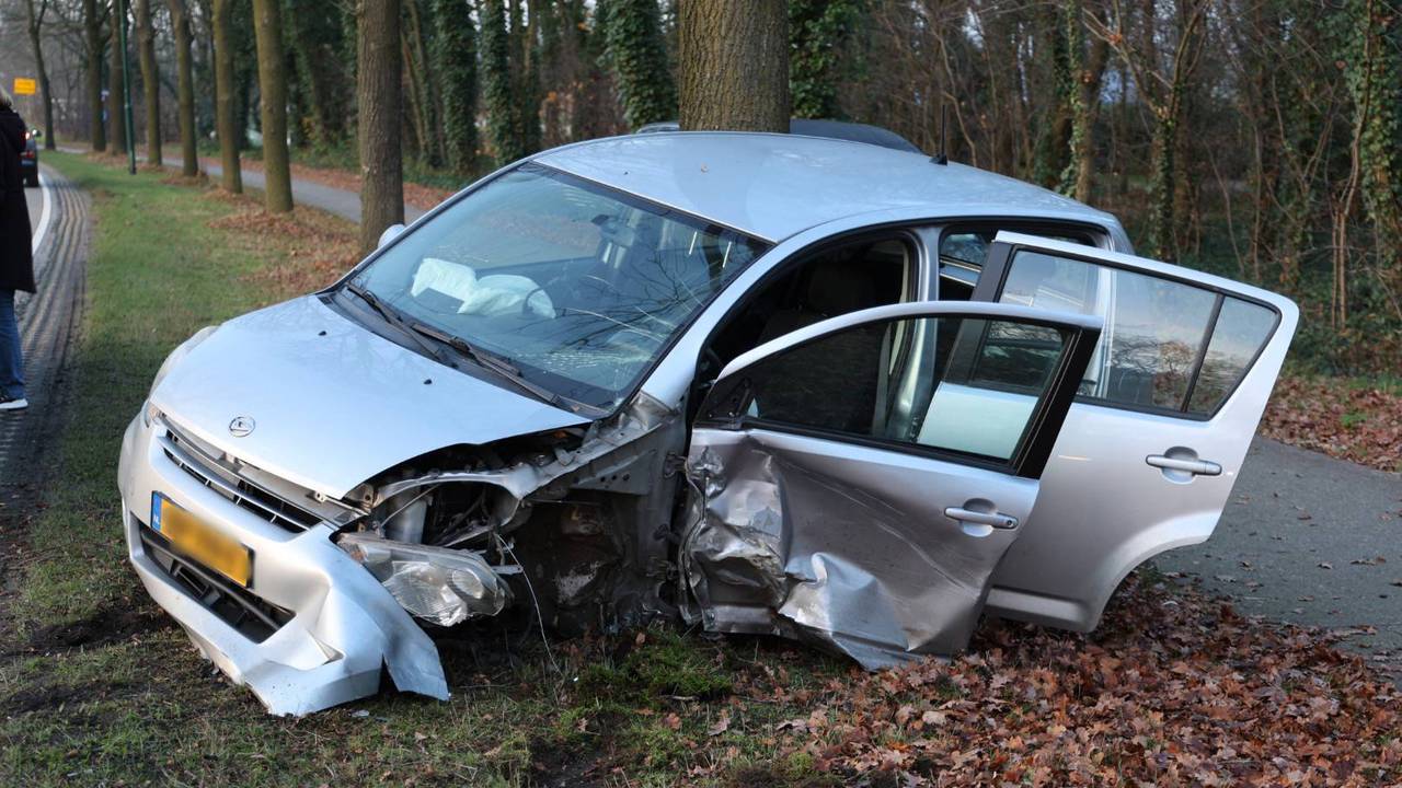 De bestuurder van de grijze auto raakte gewond (foto: Saskia Kusters / Persbureau Heitink).