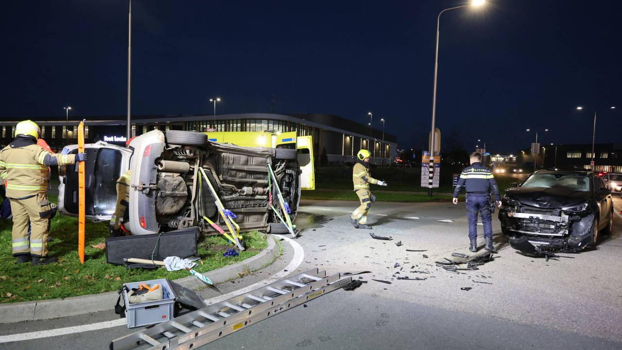 Een van de auto's belandde op de zijkant (foto: Saskia Kusters / Persbureau Heitink).