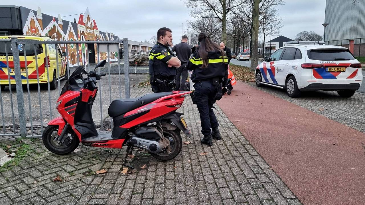 De scooterrijder ging onderuit toen hij moest uitwijken (foto: Toby de Kort / Persbureau Heitink).