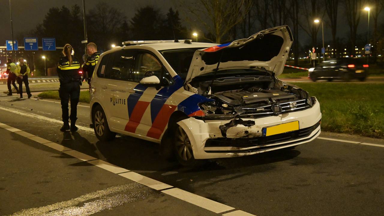 De agent en politiehond bleven ongedeerd (foto: Perry Roovers / Persbureau Heitink).