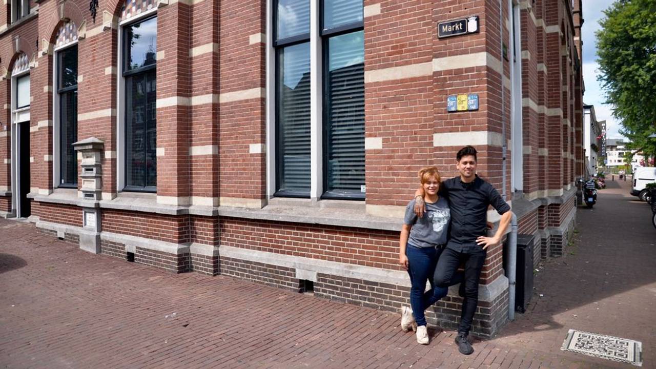 Jermain de Rozario met partner voor zijn restaurant
