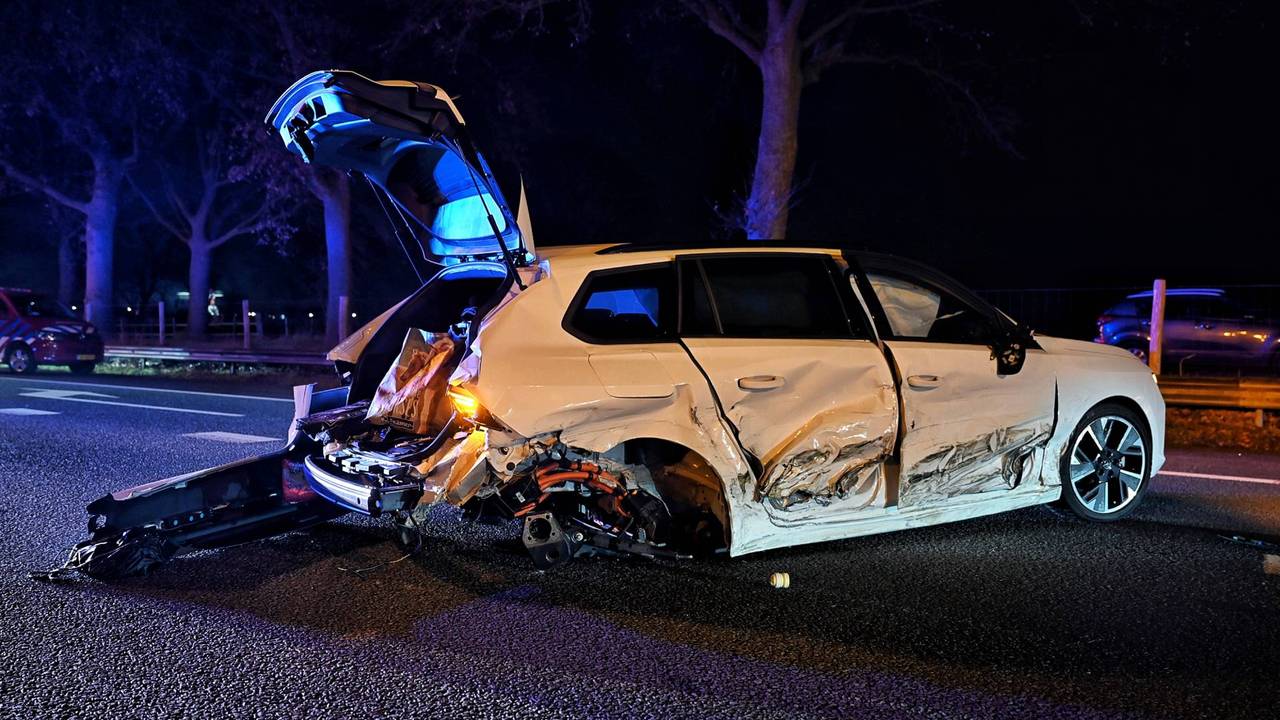 De auto van de vriendinnen is zwaar beschadigd geraakt bij het ongeluk (foto: Toby de Kort / Persbureau Heitink).