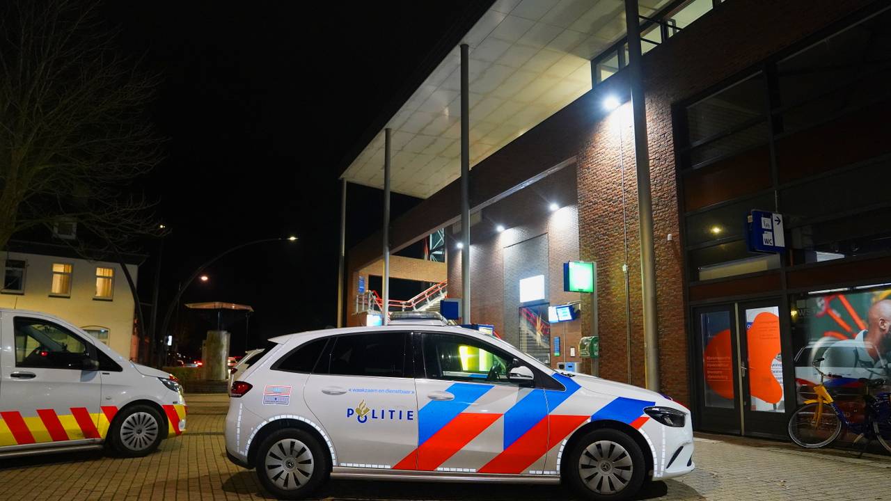 Het slachtoffer is naar het ziekenhuis gebracht (foto: Bart Meesters / Persbureau Heitink).