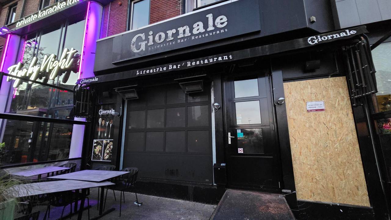 Bij Giornale is de deur en het logo zwartgeblakerd na de brand van zondagnacht (foto: Noël van Hooft).