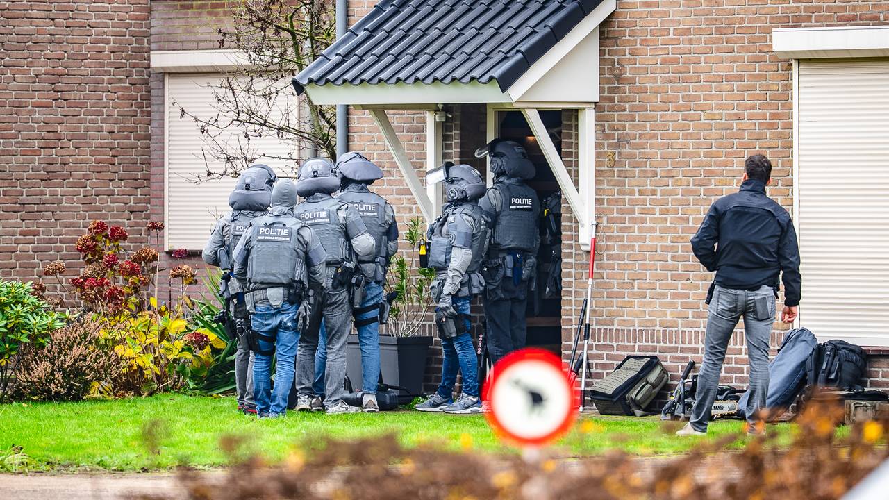 Het arrestatieteam heeft een man aangehouden (Foto: Lucas Lammers / Persbureau Heitink)