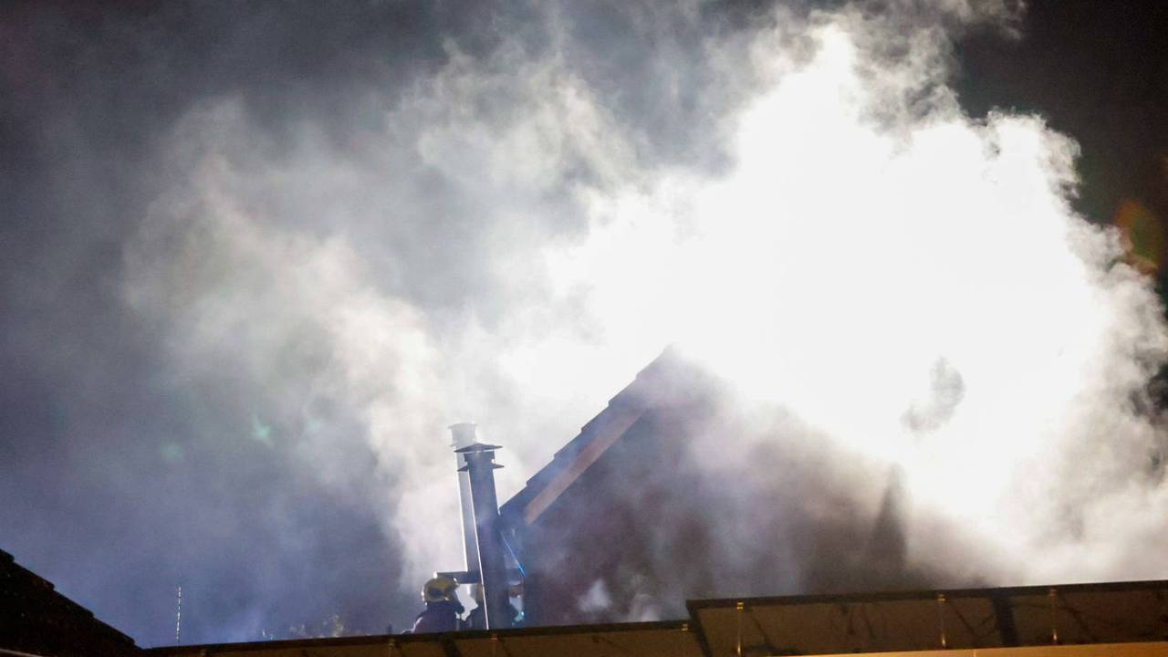 Bij de brand in Boekel kwam veel rook vrij (foto: Addy Smits/Persbureau Heitink).