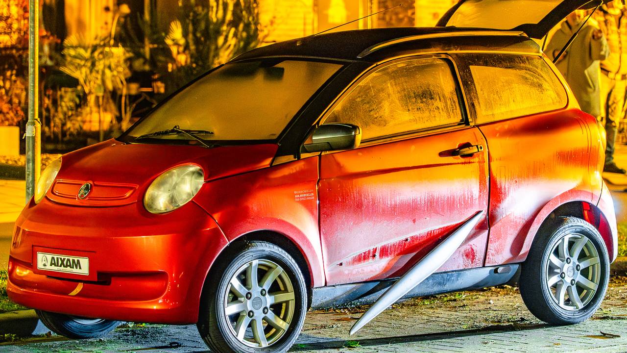 De brommobiel in Oss raakte door het vuurwerk beschadigd (foto: Lucas Lammers/Persbureau Heitink).