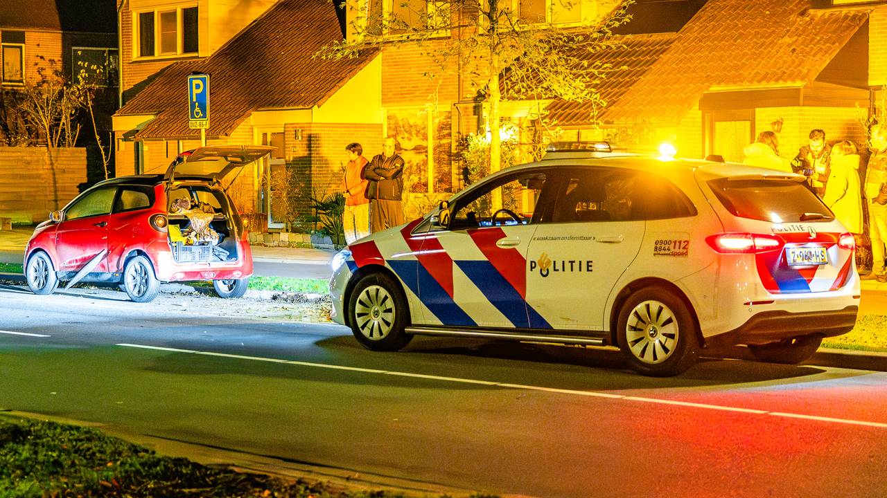 De politie doet onderzoek in de Hazenkamplaan in Oss (foto: Lucas Lammers/Persbureau Heitink).