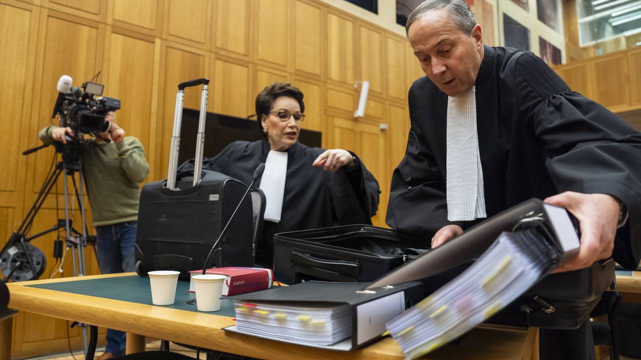 Advocaten Geert-Jan en Carry Knoops in de rechtbank voor de strafzaak rond het Stint-ongeluk (foto: ANP / Jeroen Jumulet).