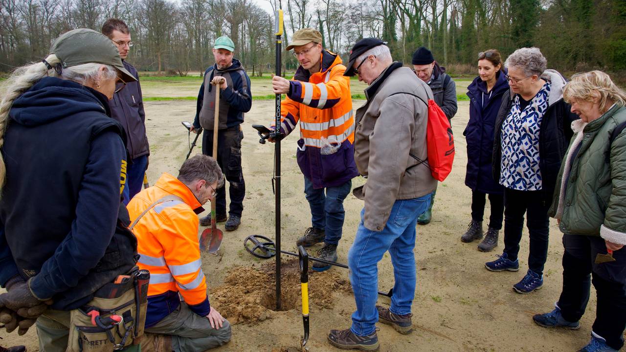 Mensen ontdekken Romeinse munt (foto: gemeente Boxtel).