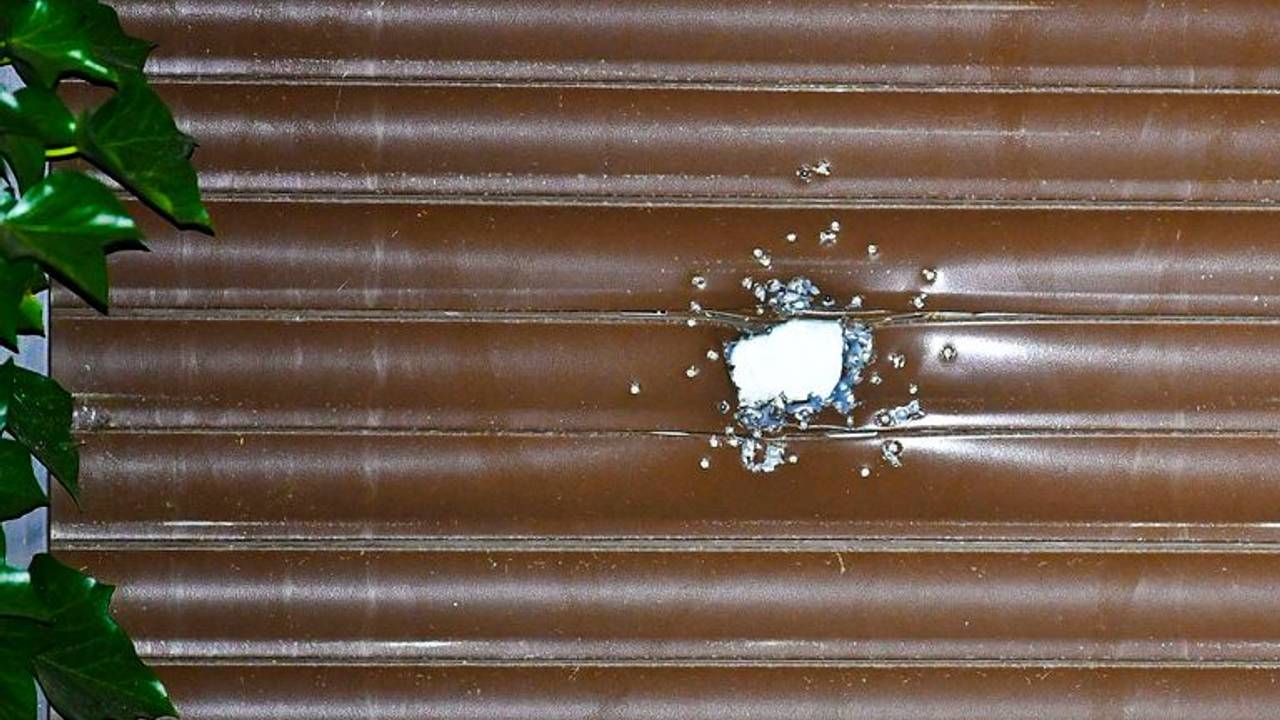 Het huis werd in de zomer beschoten (foto: Rico Vogels/Persbureau Heitink).