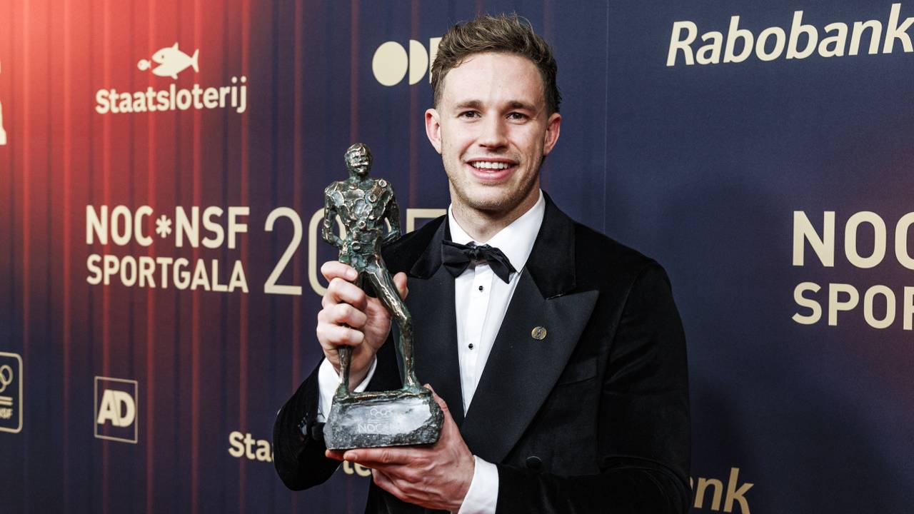 Harrie Lavreijsen poseert met de Sportman van het Jaar 2026-bokaal (Foto: ANP)