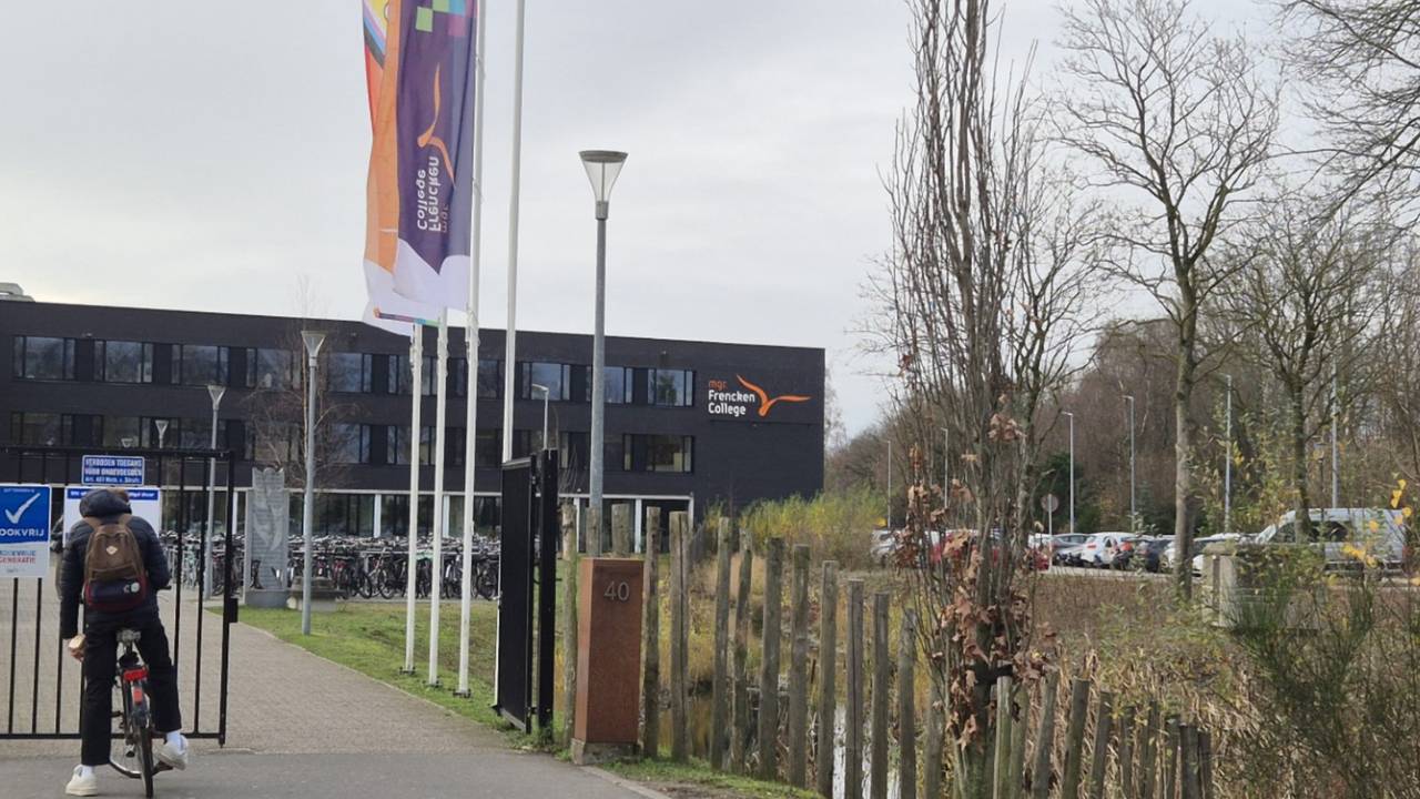 Het Frencken College in Oosterhout is overvol, dus voelt de school zich genoodzaakt om nieuwe leerlingen in te loten (foto: Niek de Bruijn)