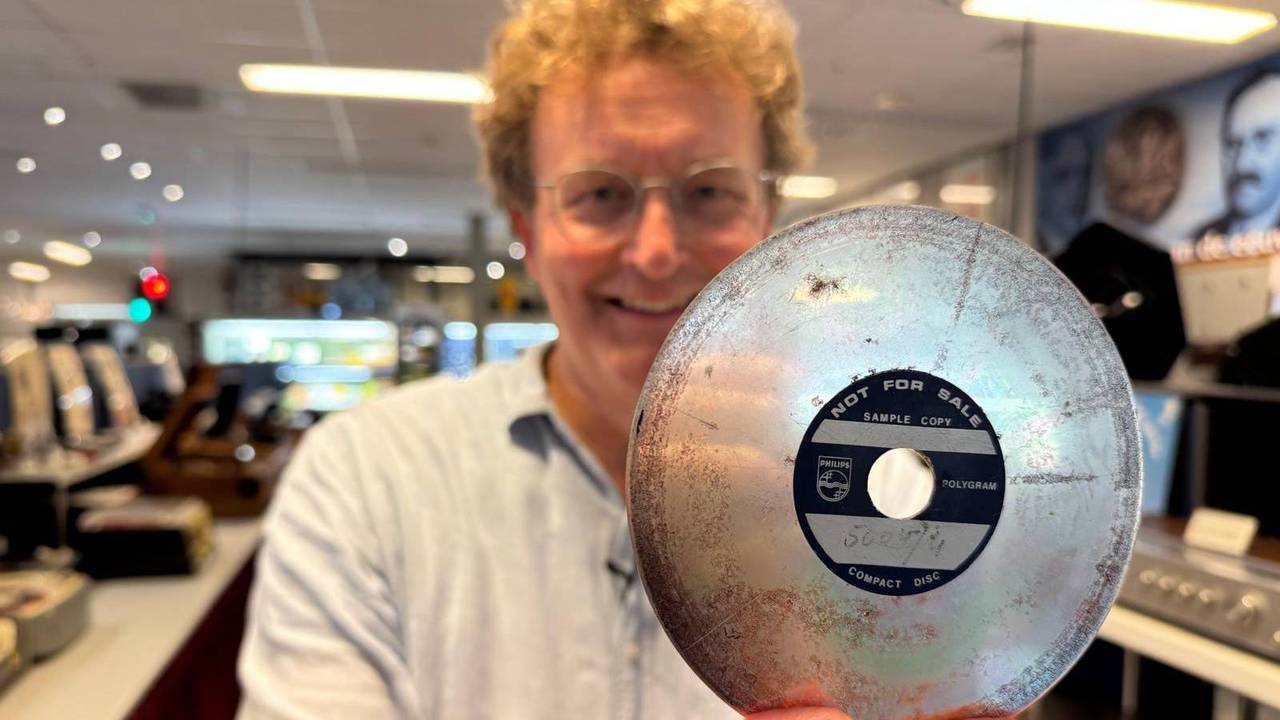 Patrick Timmermans met een cd in zijn hand. 