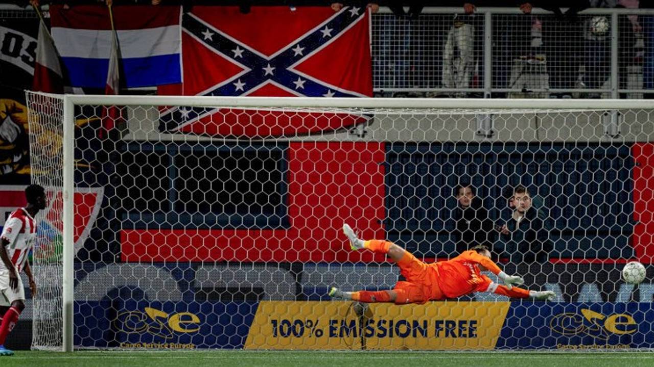De confederatievlag in het midden op de foto bij de wedstrijd TOP Oss - ADO Den Haag zorgt opnieuw voor ophef (foto: Jack Brekelmans / EYE4images).
